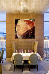 Geometrijski slika na platnu s motivom DANAE – Gustav Klimt, religiozni motiv u zlatnih nijansama okačena u enterijeru restorana, romantična atmosfera – enterijer