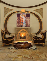 Geometrijski slika na platnu s motivom TRI OBDOBIA ŽIVOTA ŽENE – Gustav Klimt, religiozni motiv u zlatnih nijansama okačena u enterijeru dnevnog boravka – enterijer