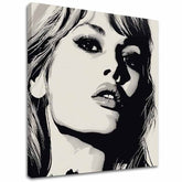 Moderan slika na platnu s motivom Brigitte Bardot - Elegancija 60. rokov, kosa u belo-crnih nijansama, dramatična atmosfera | Slika Brigitte Bardot - Elegancija 60. rokov – glavna