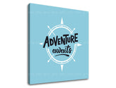 Moderan slika na platnu s motivom Adventure awaits, putnički motiv, mapa, motivacioni citat u belo-plavih nijansama, inspirativna atmosfera – proizvod