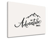 Moderan slika na platnu s motivom Adventure awaits, planine, putnički motiv, motivacioni citat, priroda u belo-crnih nijansama, pogodan za dnevnog boravka – proizvod