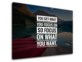 Moderan slika na platnu s motivom You get what you focus, planine, jezero, pejzaž, motivacioni citat u belo-plavih nijansama, unutrašnji mir i priroda – proizvod