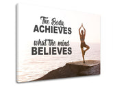 Moderan slika na platnu s motivom The body achieves, okean, motivacioni citat u crnih nijansama, mirna atmosfera, unutrašnji mir | Motivacioni slika za zid The body achieves_001 – proizvod