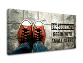Moderan slika na platnu s motivom Big journeys begin, motivacioni citat, sportski motiv u belo-sivih nijansama, pogodan za kancelarije | Motivacioni slika za zid Big journeys begin – proizvod