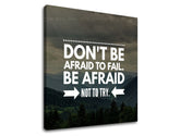 Moderan slika na platnu s motivom Don´t be afraid, planine, šuma, oblaci, nebo u belo-sivih nijansama, odvaha, pogodan za kancelarije | Motivacioni slika za zid Don´t be afraid – proizvod