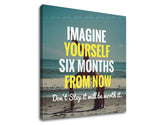 U boho stilu slika na platnu s motivom Imagine yourself, okean, plaža, more i plaža, motivacioni citat u belo-žutih nijansama, inspirativna atmosfera – proizvod