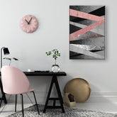 Pop art slika na platnu s motivom Restricted Elegance u ljubičasto-plavih nijansama okačena u enterijeru dnevnog boravka, sofisticirana atmosfera, minimalizam – enterijer