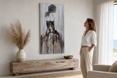 Oslikana slika za zid ŽENA 50x100 cm – ručno oslikana slika u elegantnom enterijeru (Modern coastal) | wall mockup | premium platno | Papilora.sk