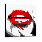 Ručno oslikana POP Art slika CRVENE USNE 1 komad mund – 3D визуелизација ручно осликаног платна на белој позадини. Доминантне боје: црвена, црна, бела.