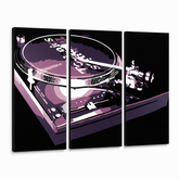 Ručno oslikana POP art slika DJ od 3 dela DJ – 3D визуелизација ручно осликаног платна на белој позадини. Доминантне боје: црна, љубичаста, бела.