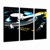 Ručno oslikana POP art slika DJ od 3 dela dj3 – 3D визуелизација ручно осликаног платна на белој позадини. Доминантне боје: црна, плава, жута, бела.
