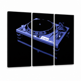Ručno oslikana POP art slika DJ od 3 dela dj6 – 3D визуелизација ручно осликаног платна на белој позадини. Доминантне боје: црна, плава, бела.