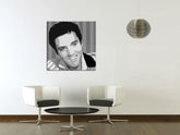Pop art slika na platnu s motivom Elvis Presley, priroda u belo-sivih nijansama okačena u enterijeru dnevnog boravka, rock and roll i slava | Ručno slikan POP Art slika Elvis Presley – enterijer