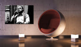 Pop art slika na platnu s motivom Marlon Brando, cigara u belo-sivih nijansama okačena u enterijeru dnevnog boravka, intenzivna atmosfera, kriminalna drama – enterijer