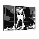 Ručno oslikana POP art slika Muhamed Ali od 3 dela ali2 – 3D визуелизација ручно осликаног платна на белој позадини. Доминантне боје: црна, бела, сива.
