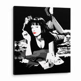 Ručno oslikana POP art slika PULP FIKCIJA 1 komad pulp6 – 3D визуелизација ручно осликаног платна на белој позадини. Доминантне боје: црна, бела, црвена.