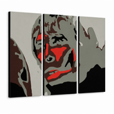 Ručno oslikana POP Art slika SMEĐI MAJMUN od 3 dela, ibbrown – 3D визуелизација ручно осликаног платна на белој позадини. Доминантне боје: црна, црвена, сива, смеђа, бела.