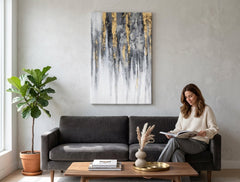 Ručno slikan slika na platnu s motivom šuma u belo-sivih nijansama okačena u enterijeru kancelarije, elegantna atmosfera, priroda i minimalizam – enterijer