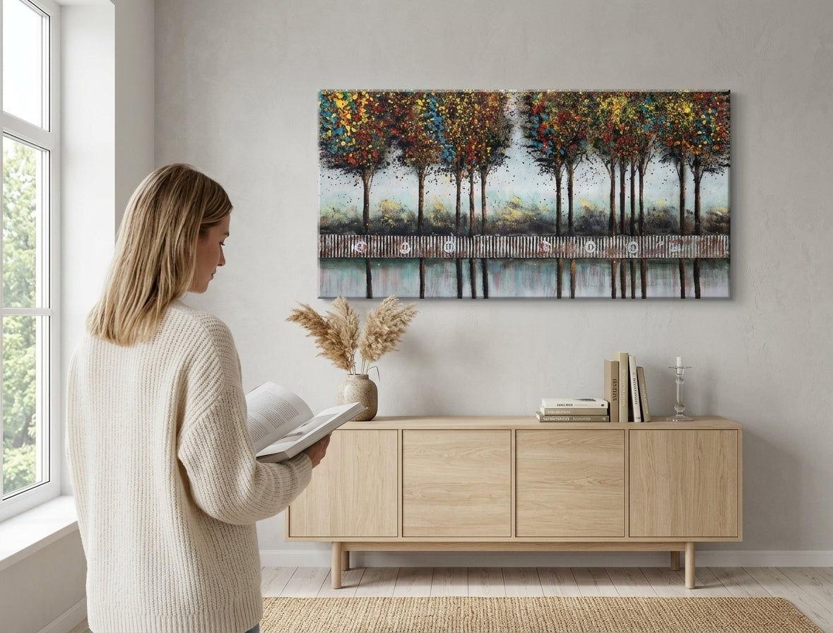 U boho stilu slika na platnu s motivom drveće, ograda, nebo, priroda u belo-plavih nijansama okačena u enterijeru hodnika, mirna atmosfera – enterijer