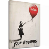 Umetničko delo na platnu prikazuje devojčicu koja drži crveni balon sa natpisom 'follow' i tekstom 'your dreams' u dnu, sve na beloj pozadini, Papilora.