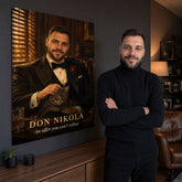 Slika iz fotografije kao Don Corleone na zidu dnevne sobe, muškarac stoji pored svog portreta