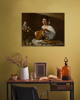 U boho stilu slika na platnu s motivom Michelangelo Caravaggio - Lutnista, cveće, violina, muzički motiv, priroda u belo-zlatnih nijansama, pogodan za kuhinje – glavna