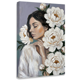 Slika žene sa velikim belim cvetovima na platnu — 3D prikaz canvasa sa vidljivim drvenim ramom, Papilora Premium Art.