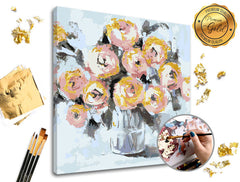 Umetničko delo na platnu prikazuje apstraktni buket ružičastih ruža sa zlatnim detaljima u vazi, sa vidljivim drvenim ramom, Papilora.