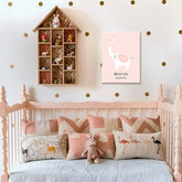 Moderan slika na platnu s motivom ZA DECU, slon, dečji motiv, svemir u belo-ružičastih nijansama, nežna atmosfera, snovi i detinjstvo, pogodan za dečije sobe – glavna