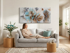 Ručno slikan slika na platnu s motivom cveće, priroda u belo-smeđih nijansama okačena u enterijeru spavaće sobe, mirna atmosfera, priroda i rast i razvoj – enterijer