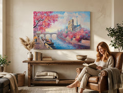 Ručno slikan slika na platnu s motivom BENÁTKY, cvet trešnje, brod, most, arhitektura u belo-plavih nijansama okačena u enterijeru dnevnog boravka – enterijer