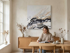 Ručno slikan slika na platnu s motivom izmaglica, pejzaž, priroda u belo-bežih nijansama okačena u enterijeru dnevnog boravka, mirna atmosfera, priroda i minimalizam – enterijer