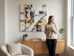 Ručno slikan slika na platnu s motivom potezi četkom u belo-sivih nijansama okačena u enterijeru hodnika, sofisticirana atmosfera, pokret i minimalizam – enterijer