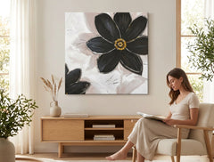 Ručno slikan slika na platnu s motivom cveće, priroda u belo-bežih nijansama okačena u enterijeru hodnika, sofisticirana atmosfera, priroda i elegancija – enterijer