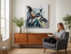 Ručno slikan slika na platnu s motivom SOVA, ptica u belo-plavih nijansama okačena u enterijeru dnevnog boravka, priroda i mudrost | Slikana slika za zid SOVA – enterijer