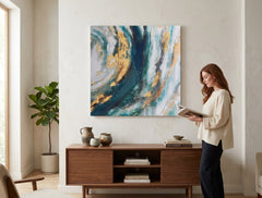 Ručno slikan slika na platnu s motivom slavna ličnost u belo-plavih nijansama okačena u enterijeru kancelarije, mirna atmosfera, priroda i luksuzan utisak – enterijer