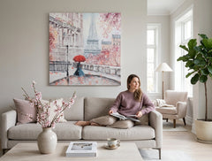 Ručno slikan slika na platnu s motivom PARIZ, Ajfelov toranj, cvet trešnje, kiša, gradski motiv u ružičasto-crvenih nijansama okačena u enterijeru spavaće sobe – enterijer