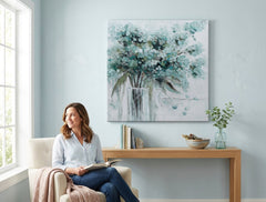 Ručno slikan slika na platnu s motivom CVEĆE VO VAZE, cveće, vaza, priroda u belo-sivih nijansama okačena u enterijeru radne sobe, priroda i minimalizam – enterijer