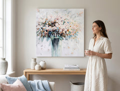 Ručno slikan slika na platnu s motivom CVEĆE VO VAZE, cveće, vaza, priroda u belo-bežih nijansama okačena u enterijeru kuhinje, priroda i prolećna atmosfera – enterijer