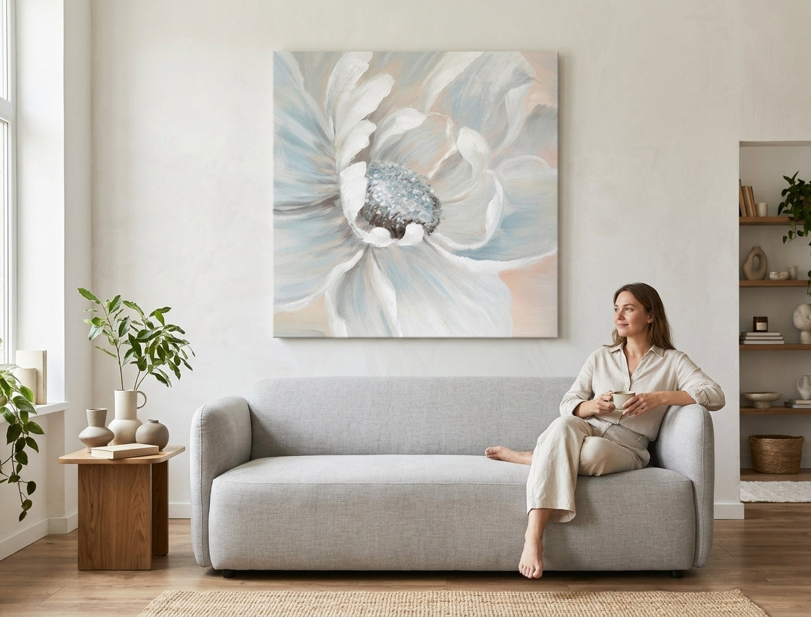 Ručno slikan slika na platnu s motivom cvet, cveće, priroda u belo-bežih nijansama okačena u enterijeru spavaće sobe, mirna atmosfera, priroda i rast i razvoj – enterijer