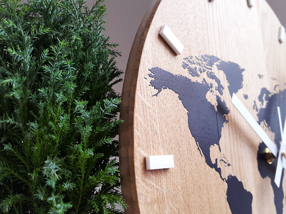 Drveni zidni sat Karta Crna