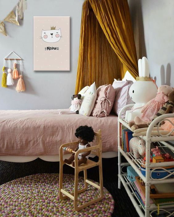 Moderan slika s motivom ZA DECU, mačka, kruna u belo-bežih nijansama | Slika za zid ZA DECU, detinjstvo – pregled