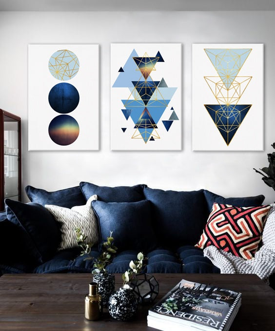 Geometrijski slika na platnu s motivom The Emotional Significance u belo-plavih nijansama okačena u enterijeru kancelarije, mirna atmosfera – enterijer