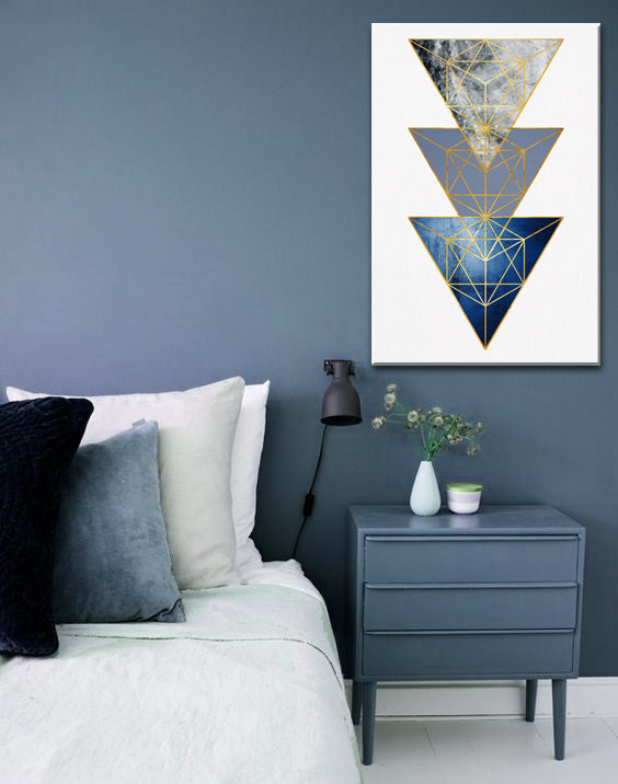 Geometrijski slika na platnu s motivom Cosmic Resignation u belo-plavih nijansama okačena u enterijeru radne sobe, mirna atmosfera, elegancija – enterijer