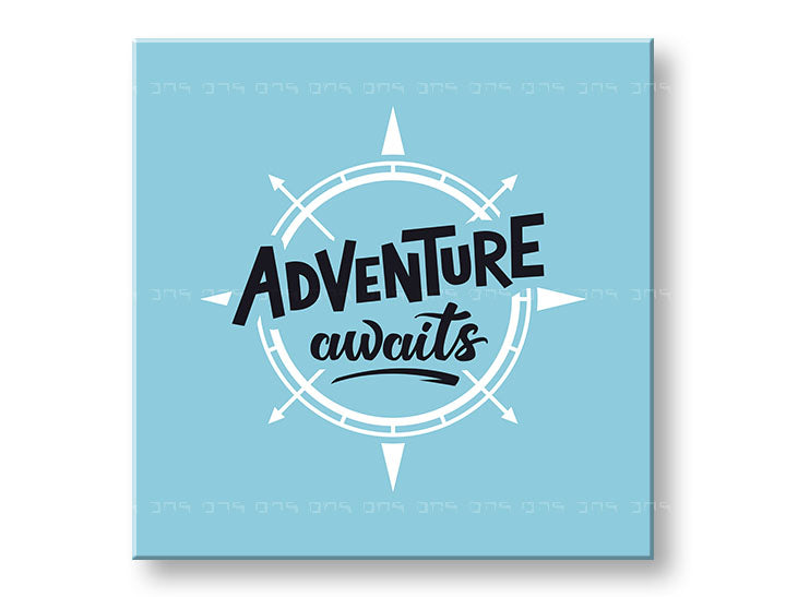 Moderan slika na platnu s motivom Adventure awaits, putnički motiv, mapa, motivacioni citat u belo-plavih nijansama, inspirativna atmosfera – glavna