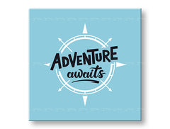 Moderan slika na platnu s motivom Adventure awaits, putnički motiv, mapa, motivacioni citat u belo-plavih nijansama, inspirativna atmosfera – glavna