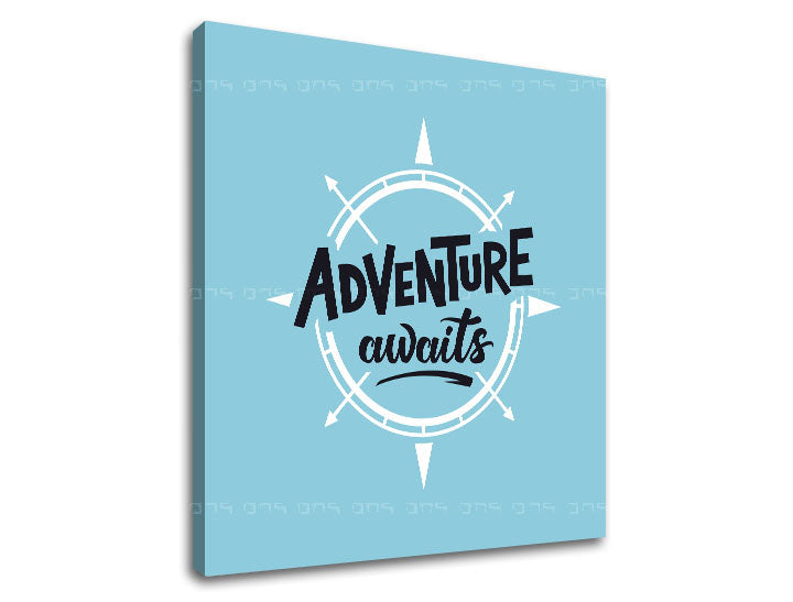 Moderan slika na platnu s motivom Adventure awaits, putnički motiv, mapa, motivacioni citat u belo-plavih nijansama, inspirativna atmosfera – proizvod