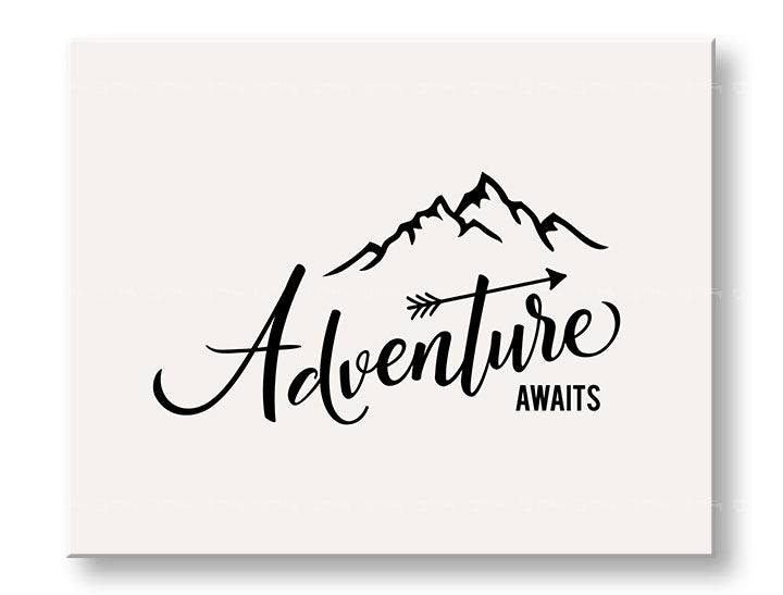 Moderan slika na platnu s motivom Adventure awaits, planine, putnički motiv, motivacioni citat, priroda u belo-crnih nijansama, pogodan za dnevnog boravka – glavna