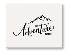 Moderan slika na platnu s motivom Adventure awaits, planine, putnički motiv, motivacioni citat, priroda u belo-crnih nijansama, pogodan za dnevnog boravka – glavna
