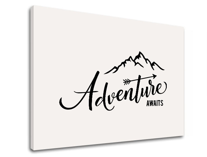 Moderan slika s motivom Adventure awaits, planine, putnički motiv u belo-crnih nijansama | Motivacioni slika za zid Adventure awaits_002 – pregled